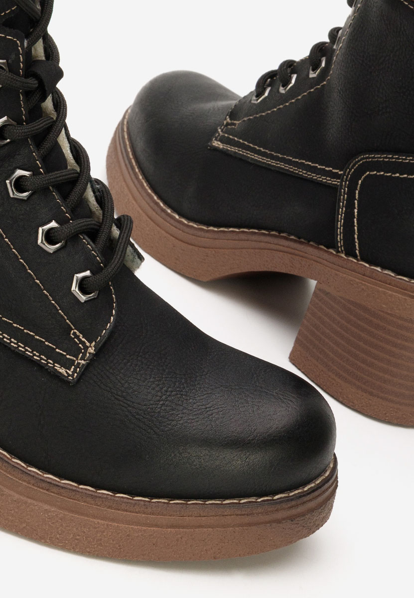 Czarne botki na słupku Celoria