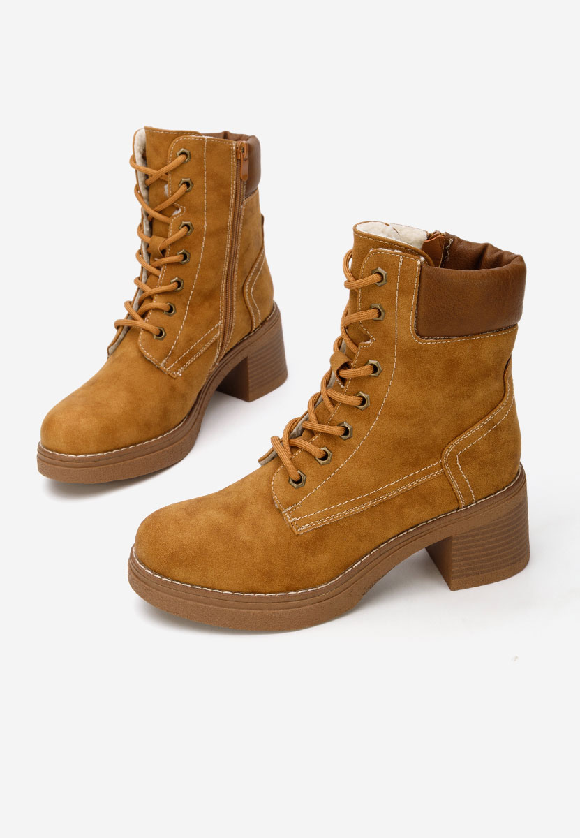 Camelowe botki na słupku Celoria