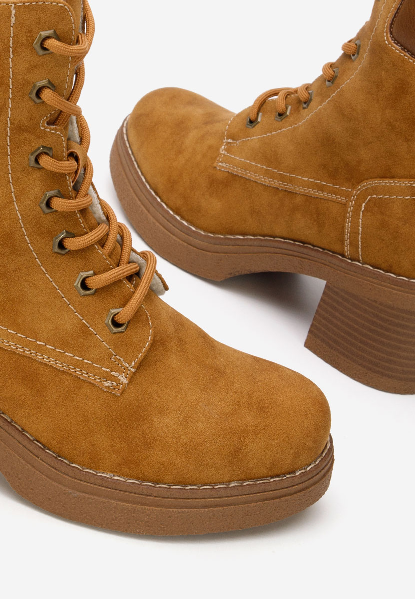 Camelowe botki na słupku Celoria