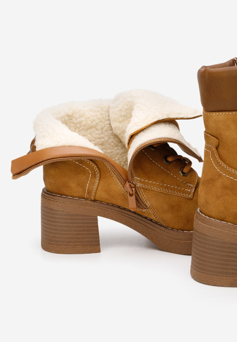 Camelowe botki na słupku Celoria