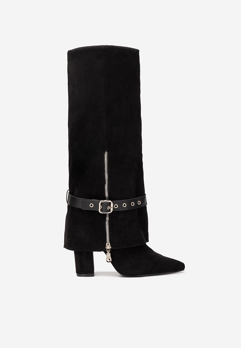 Czarne kozaki na słupku Scotia