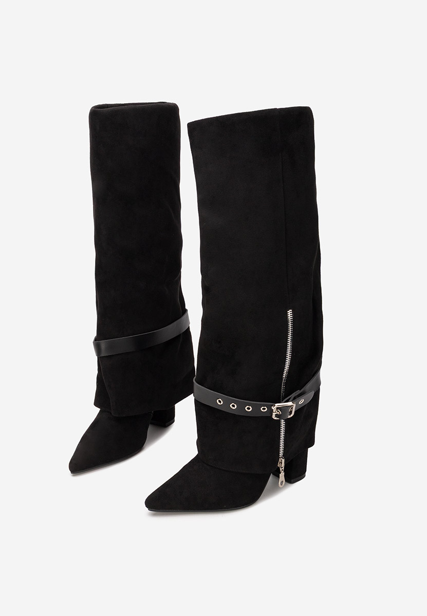 Czarne kozaki na słupku Scotia