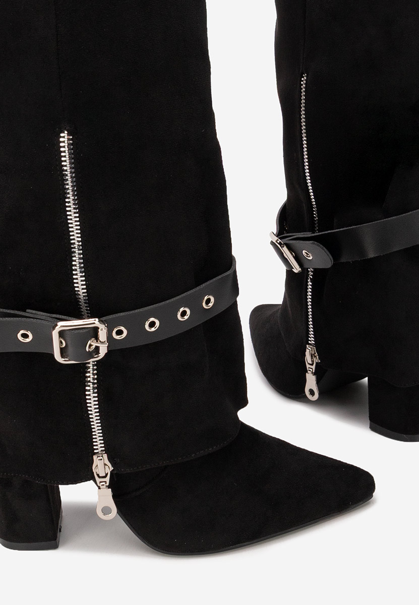 Czarne kozaki na słupku Scotia