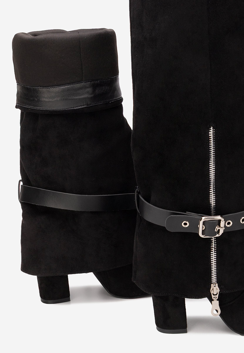 Czarne kozaki na słupku Scotia