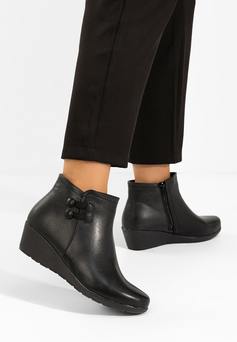 Czarne botki na koturnie Renvira Czarne botki na koturnie Renvira