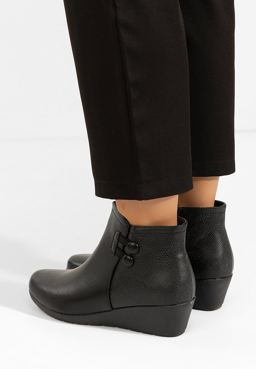 Czarne botki na koturnie Renvira Czarne botki na koturnie Renvira