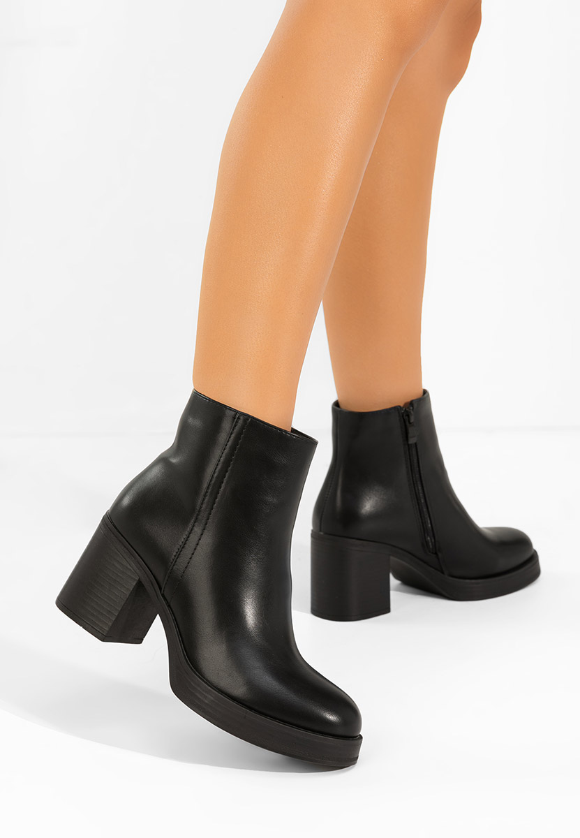 Czarne botki na słupku Denisia