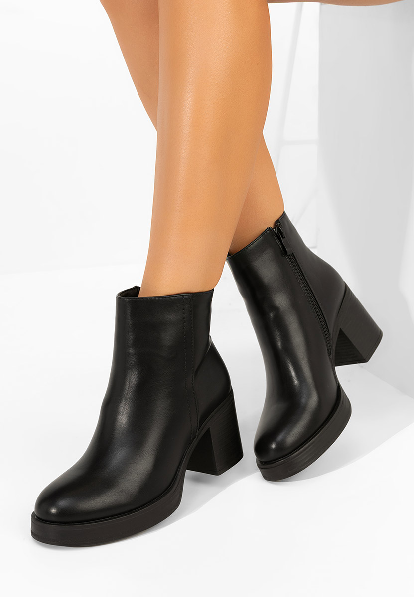 Czarne botki na słupku Denisia