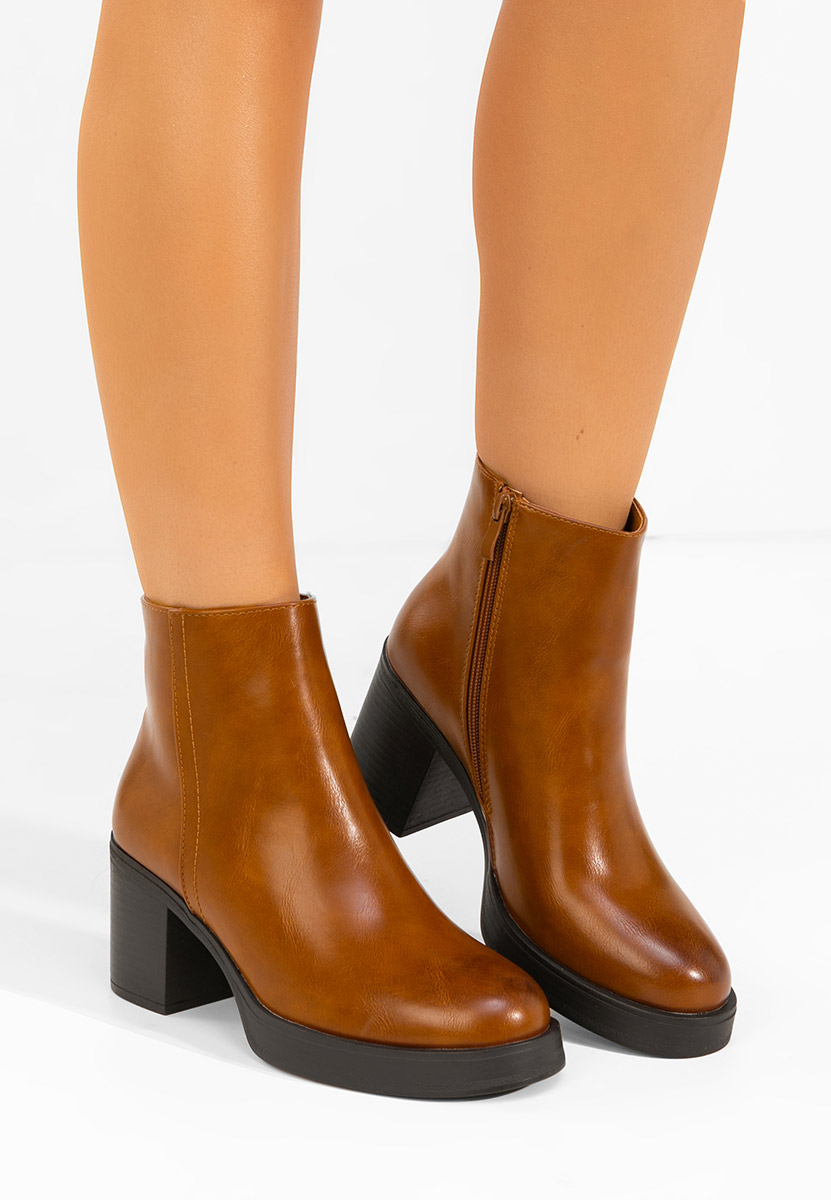 Camelowe botki na słupku Denisia