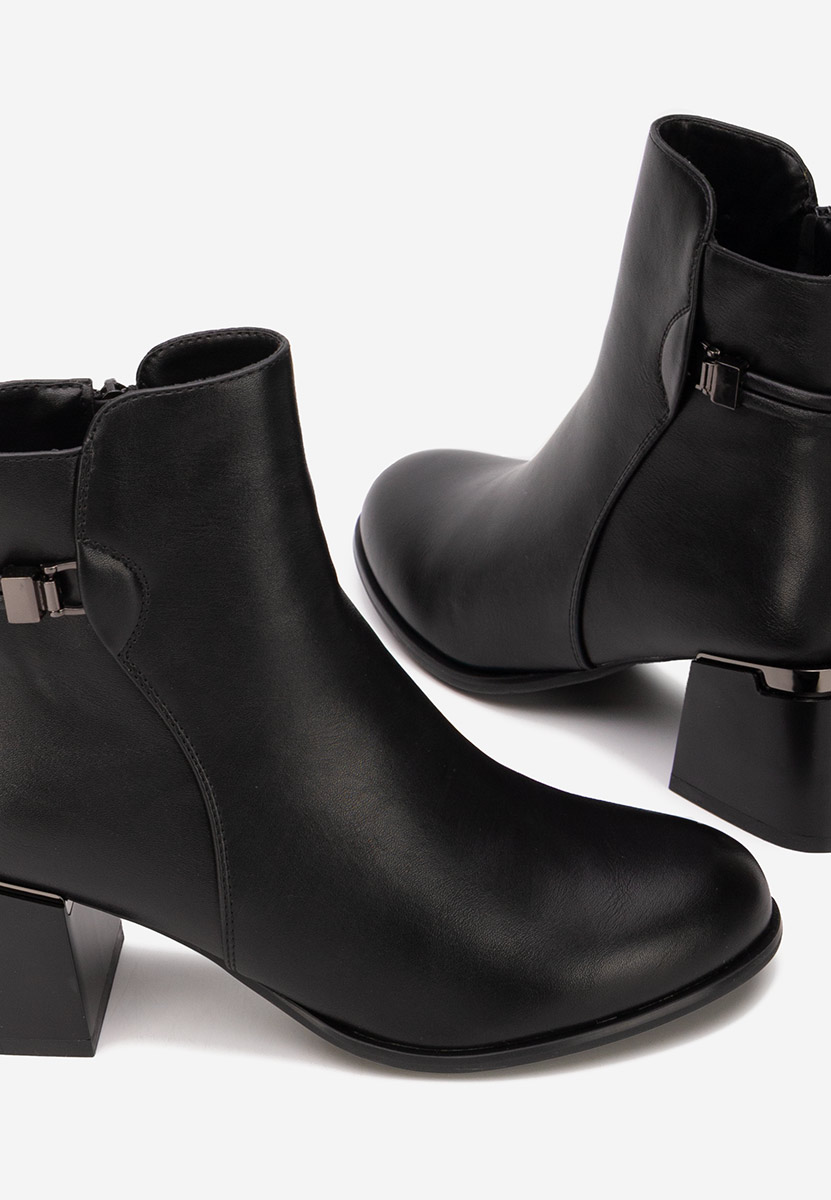 Czarne botki na słupku Selvoria