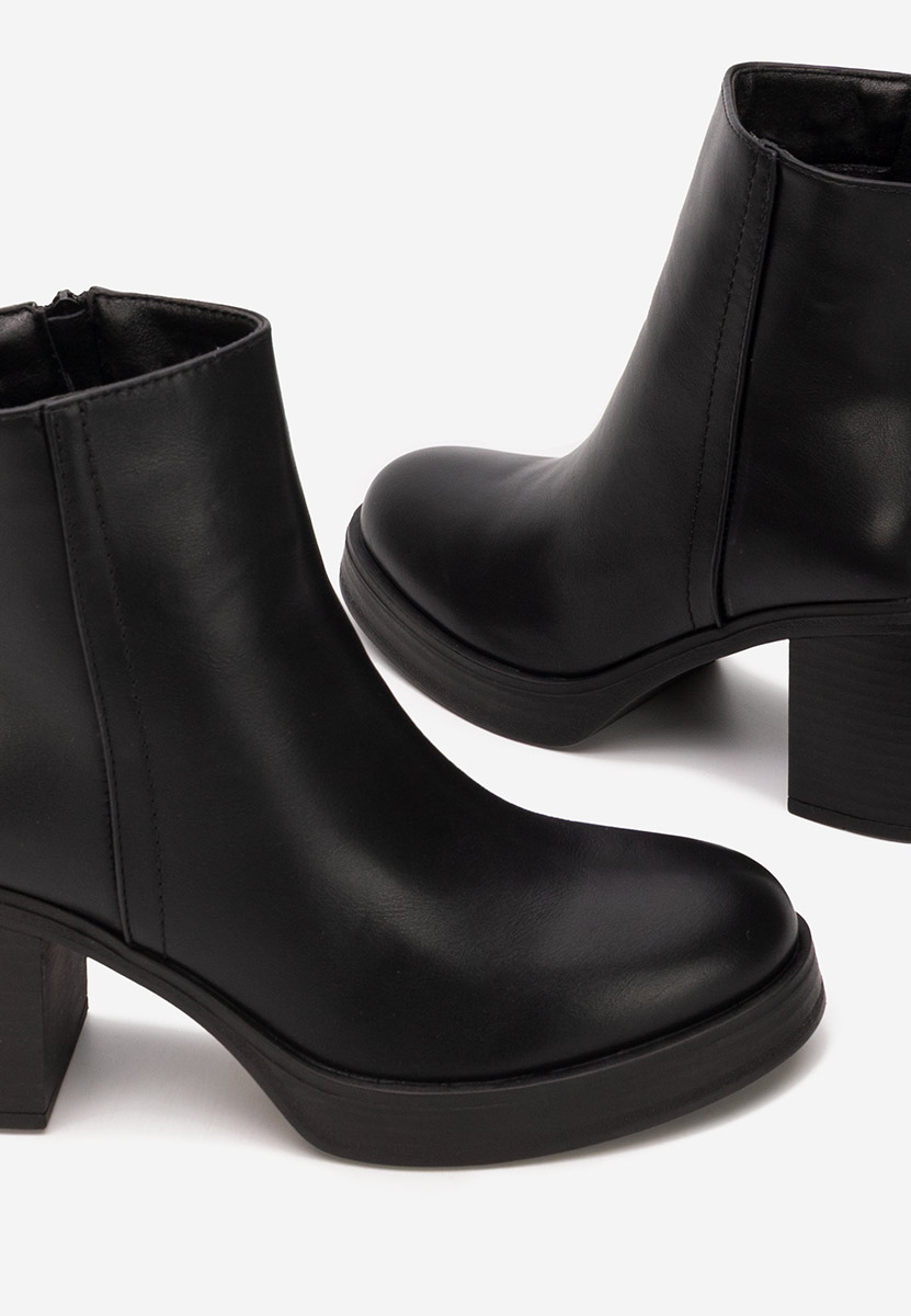 Czarne botki na słupku Denisia