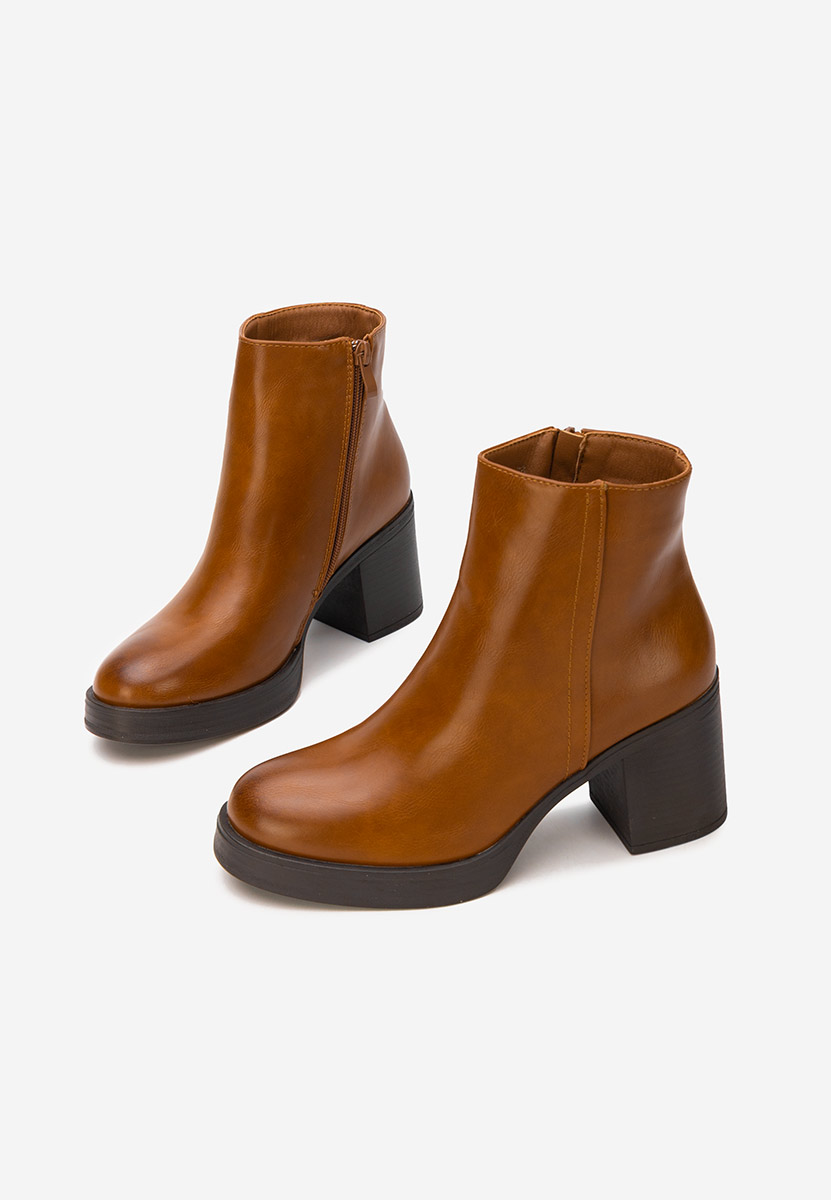 Camelowe botki na słupku Denisia