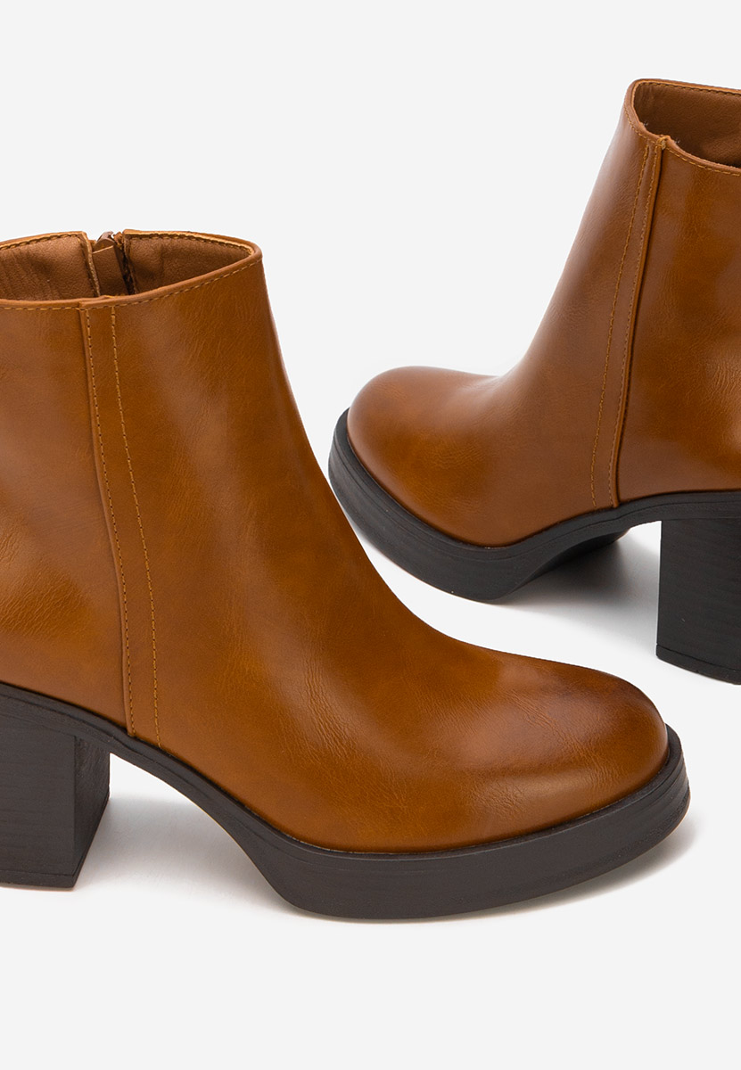 Camelowe botki na słupku Denisia