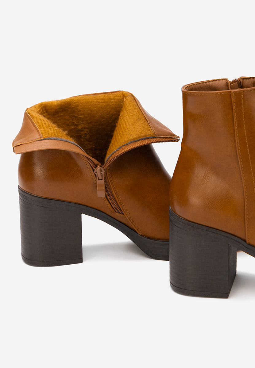 Camelowe botki na słupku Denisia