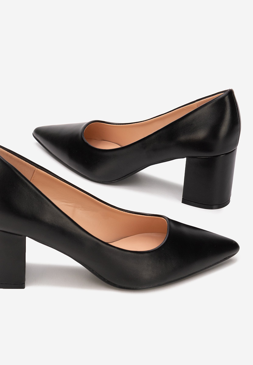 Czarne czółenka na słupku Brivara