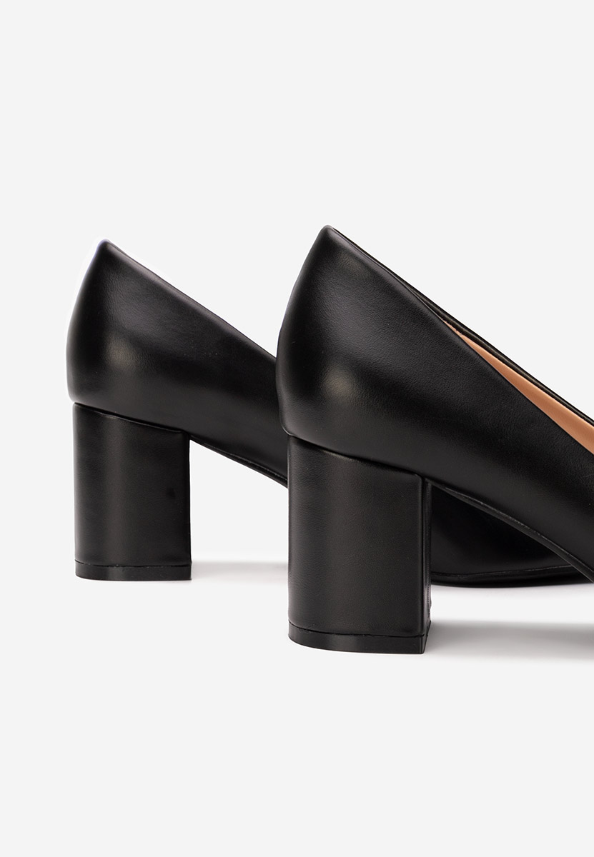 Czarne czółenka na słupku Brivara