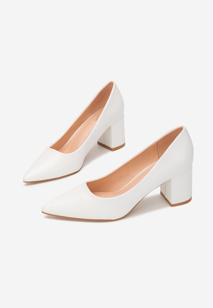 Białe czółenka na słupku Brivara