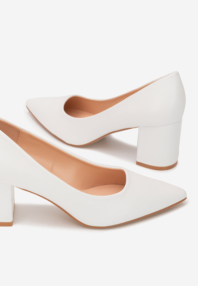 Białe czółenka na słupku Brivara