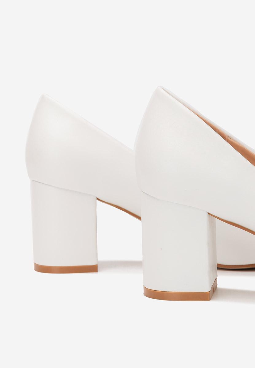 Białe czółenka na słupku Brivara