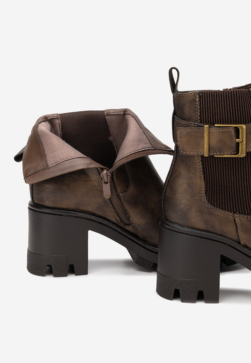 Miedziane botki na słupku Rafira