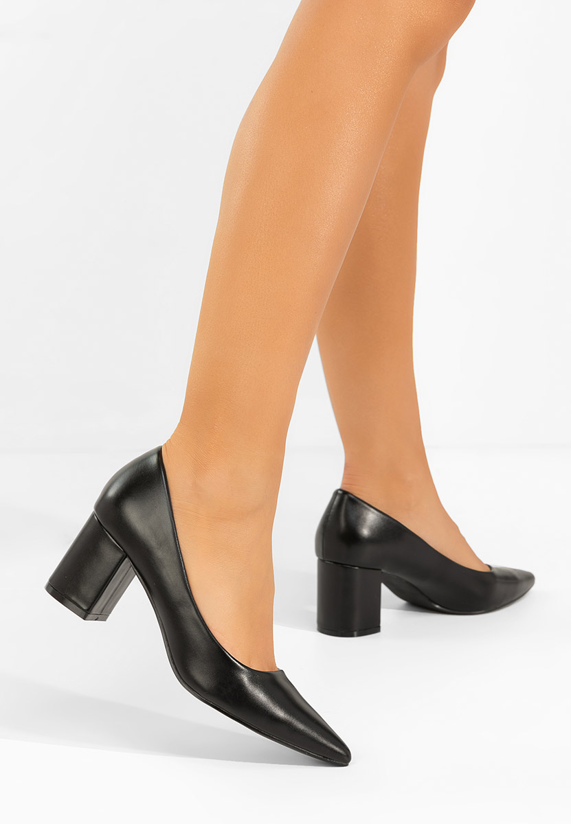 Czarne czółenka na słupku Brivara