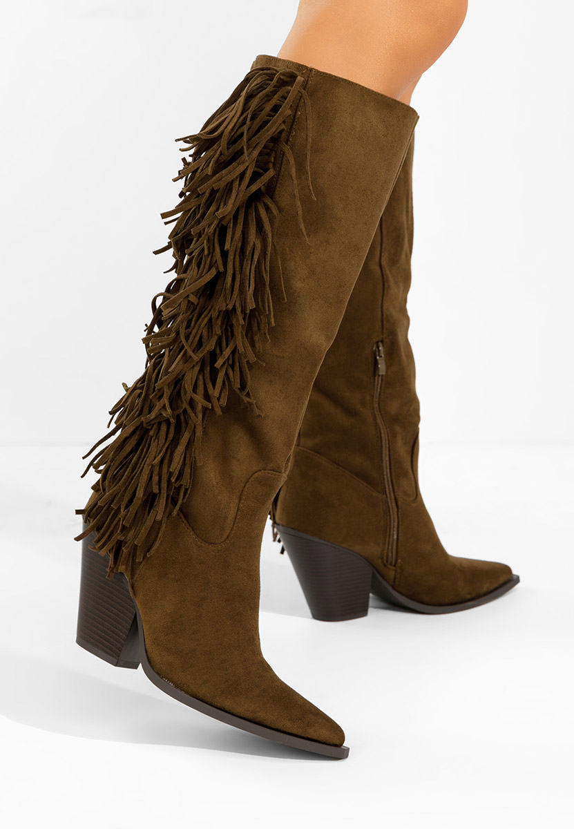 Camelowe kozaki na słupku Brania