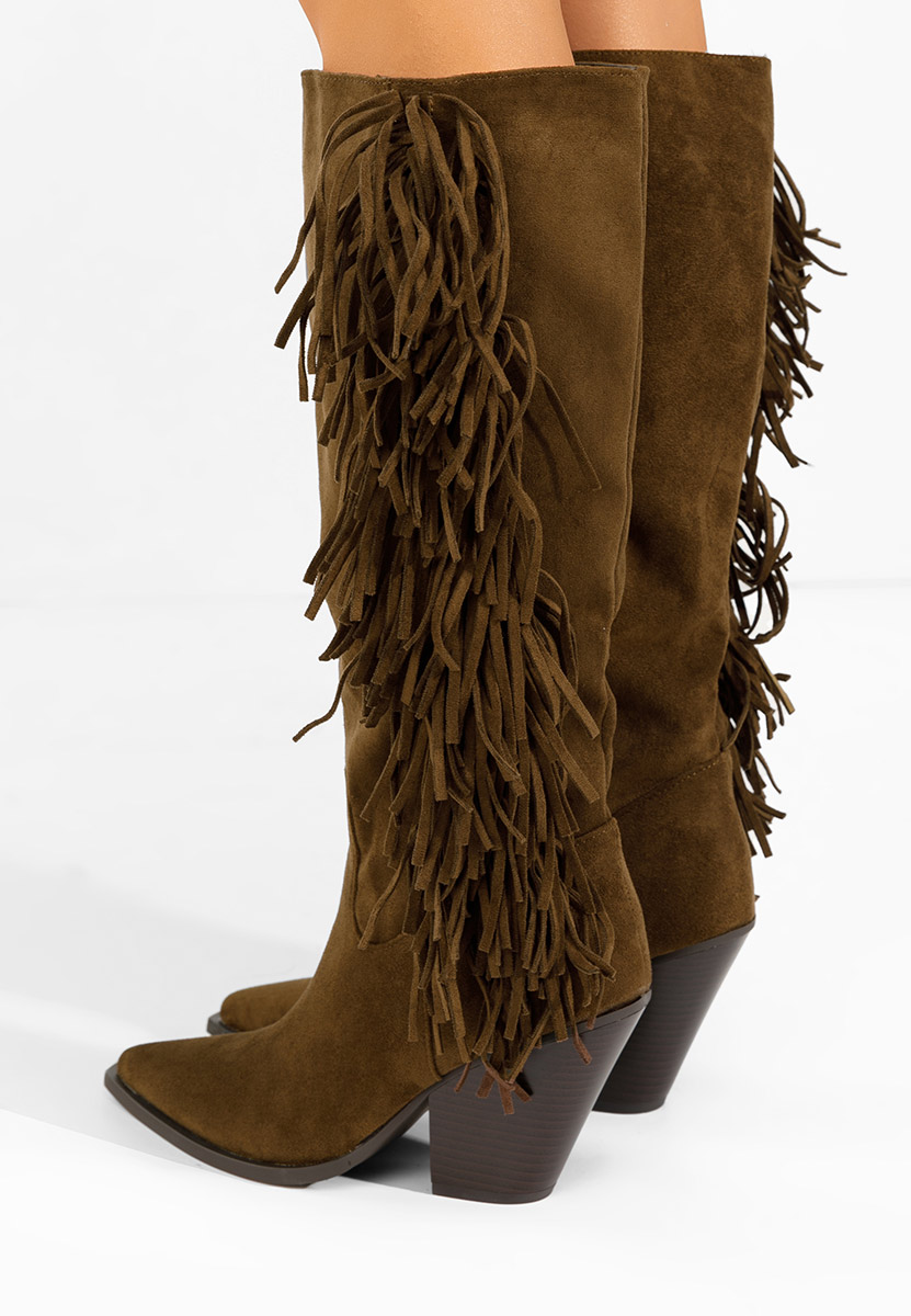 Camelowe kozaki na słupku Brania