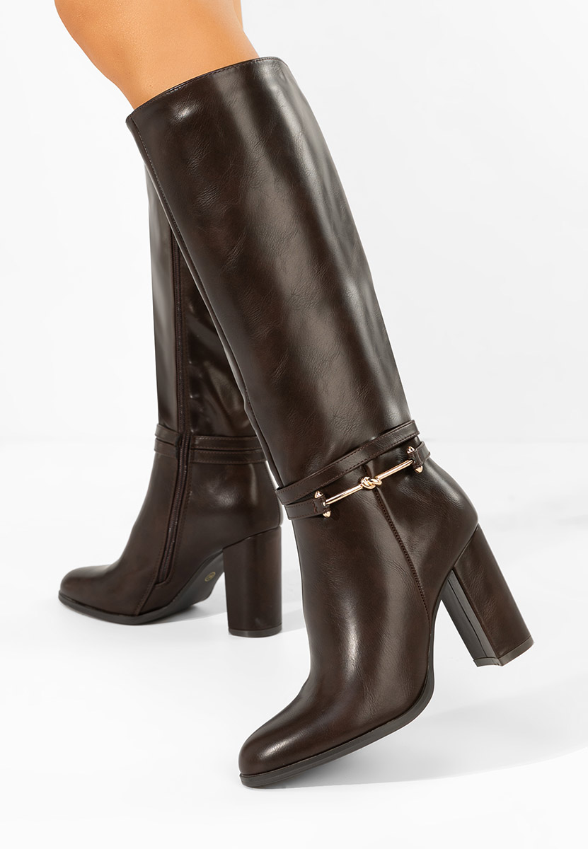 Brązowe kozaki na słupku Dresara