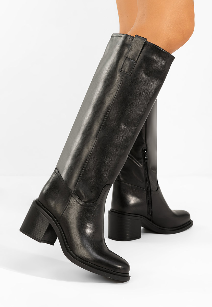 Czarne kozaki na słupku Jasara