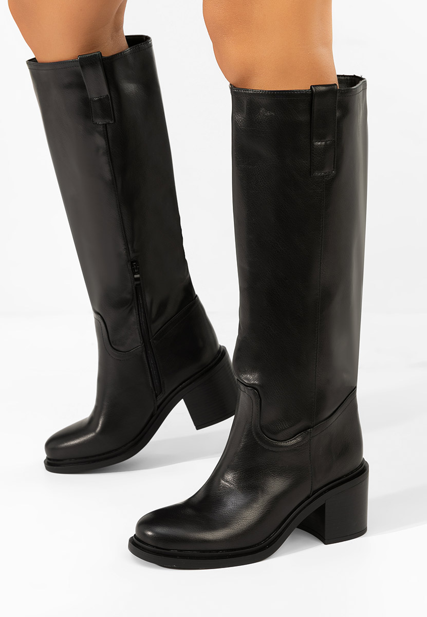 Czarne kozaki na słupku Jasara