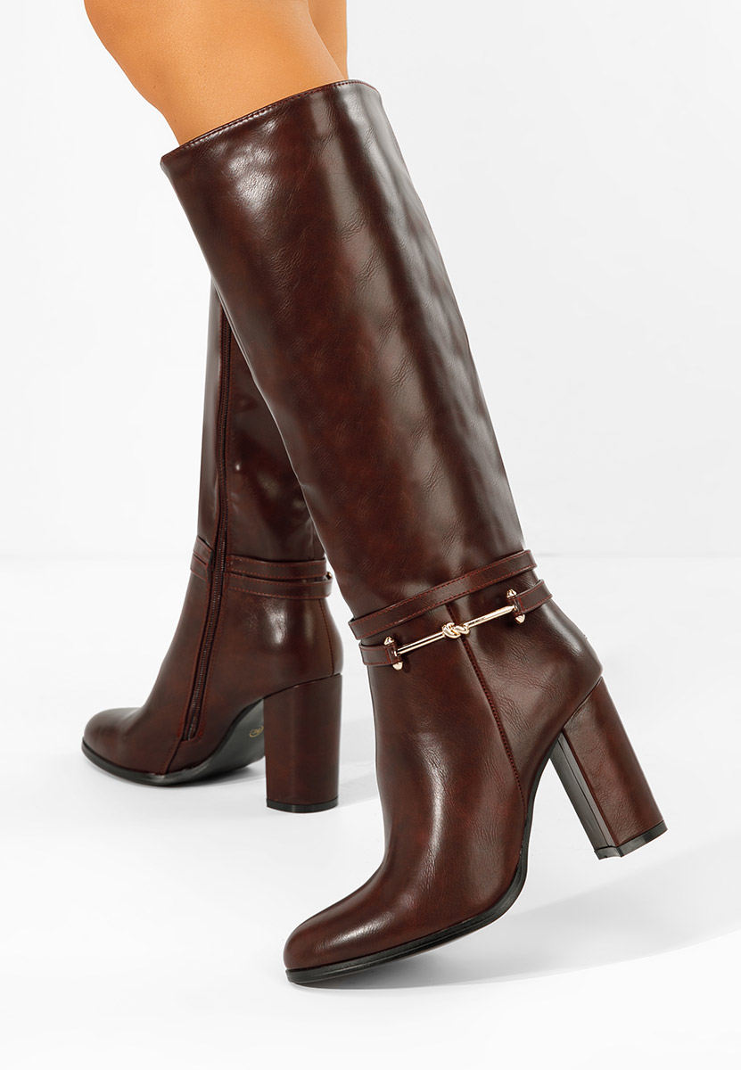 Bordowe kozaki na słupku Dresara