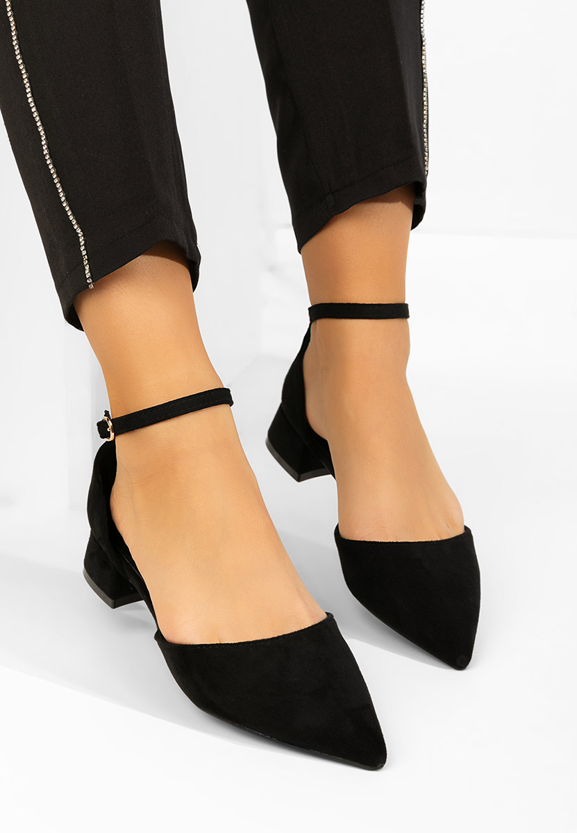 Czarne czółenka na słupku Rubenia