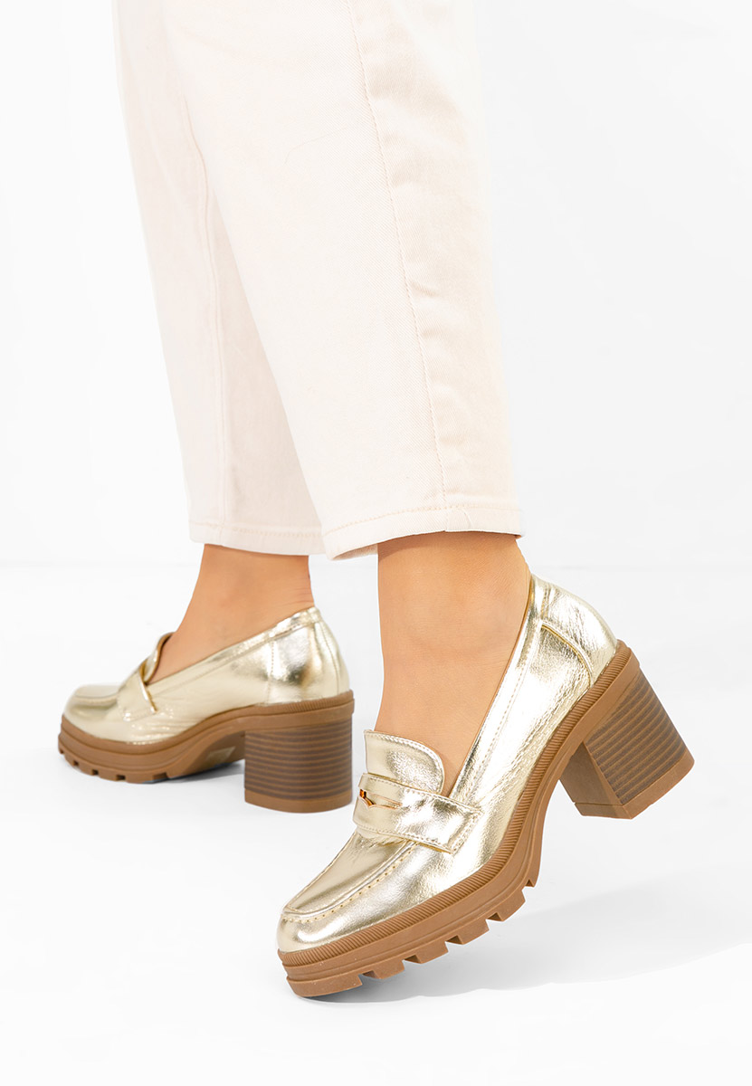 Złote mokasyny na słupku Patritia