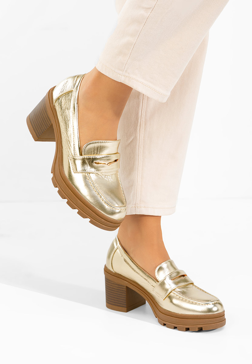 Złote mokasyny na słupku Patritia