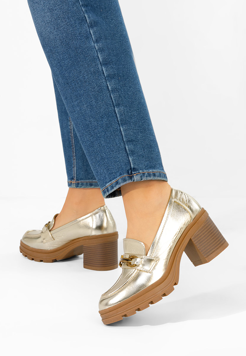 Złote mokasyny na słupku Nakata