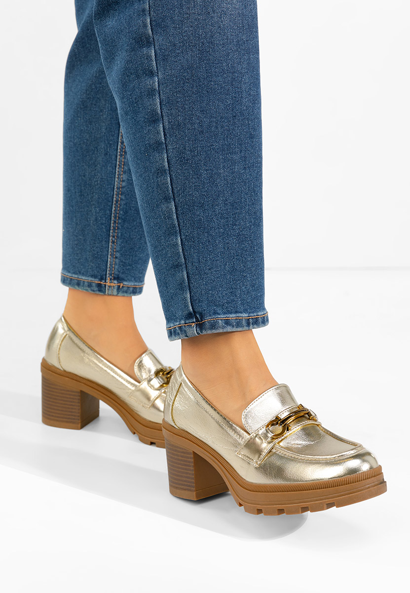 Złote mokasyny na słupku Nakata