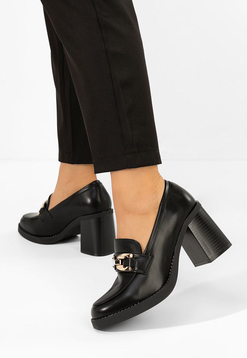 Czarne mokasyny na słupku Zienna