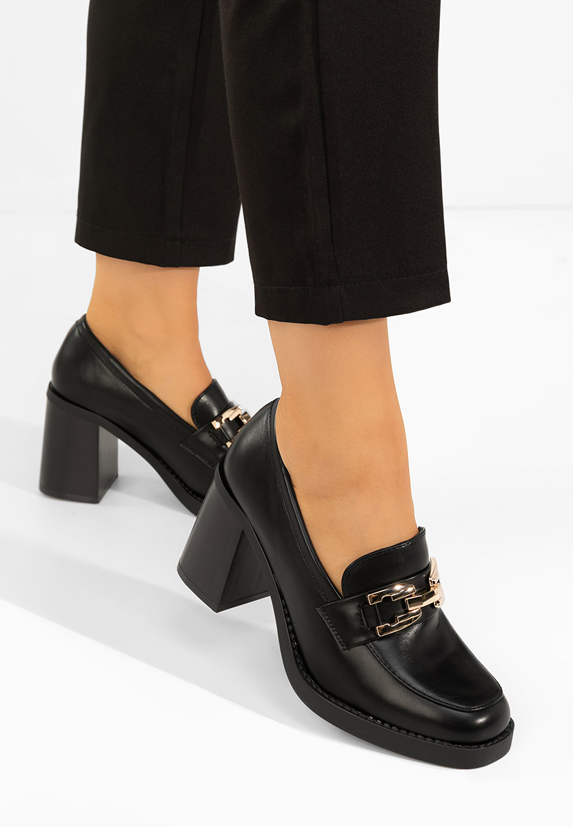 Czarne mokasyny na słupku Zienna