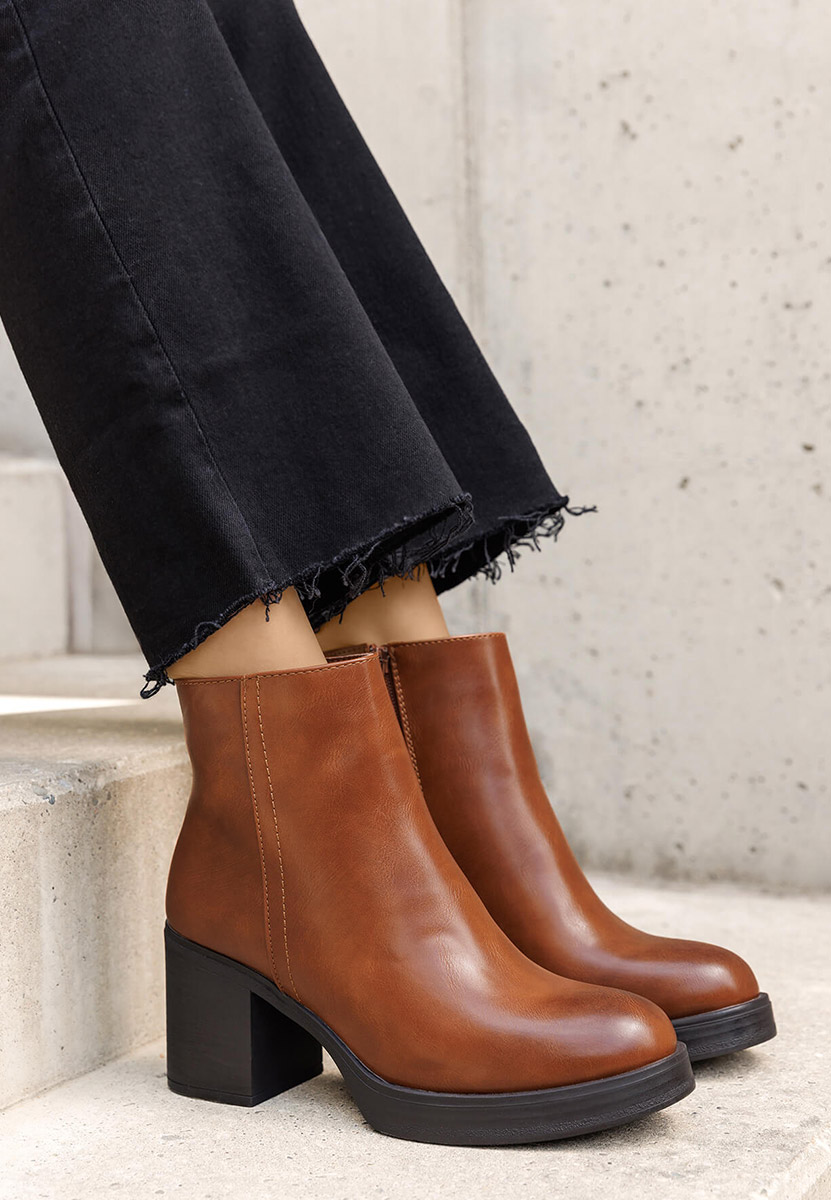 Camelowe botki na słupku Denisia