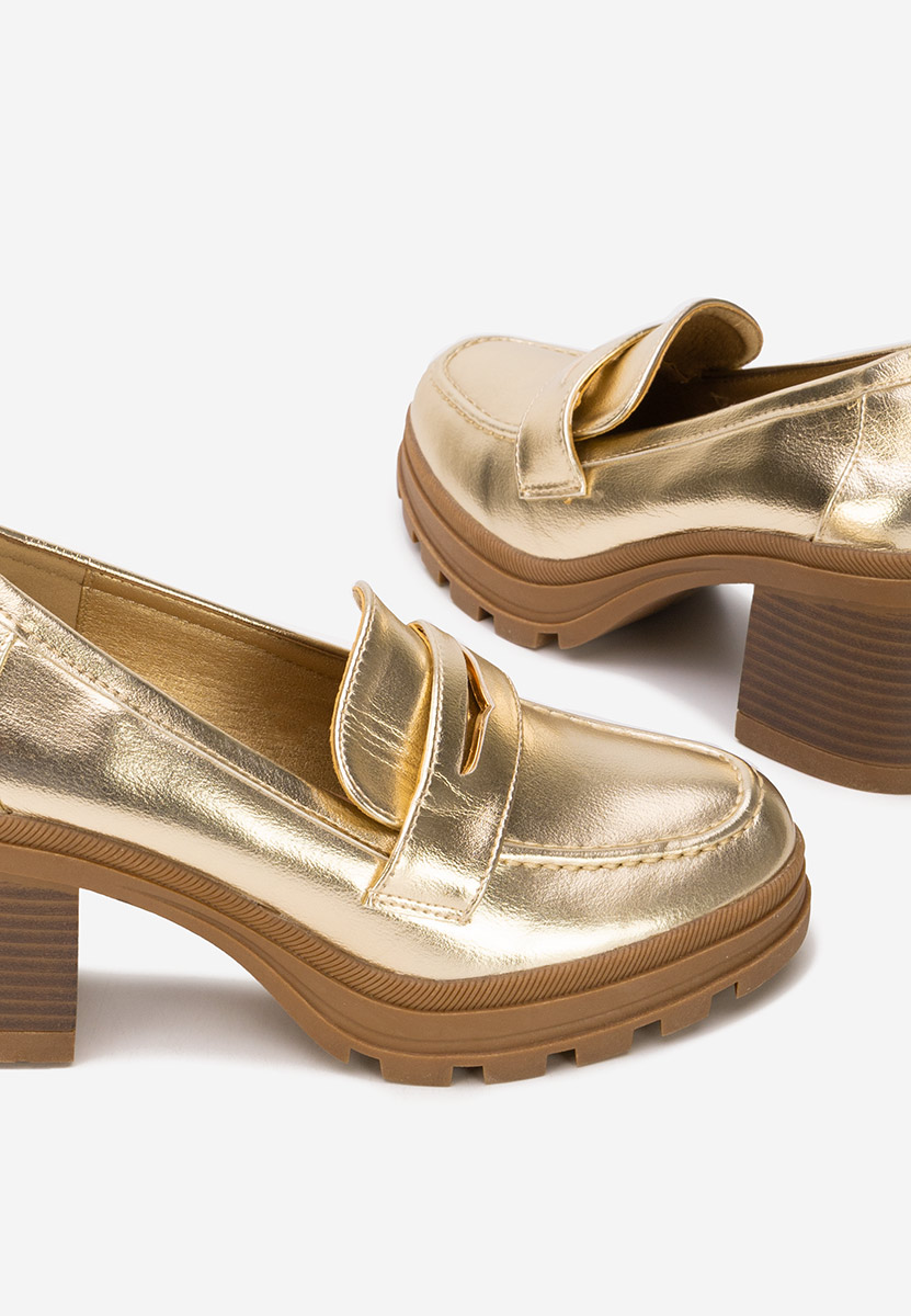 Złote mokasyny na słupku Patritia