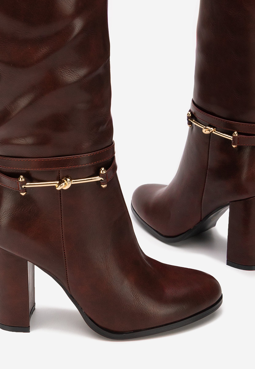 Bordowe kozaki na słupku Dresara