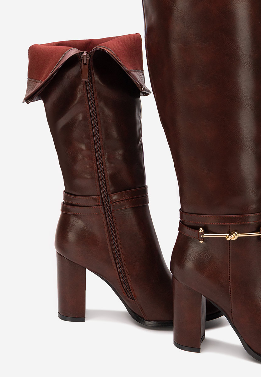 Bordowe kozaki na słupku Dresara