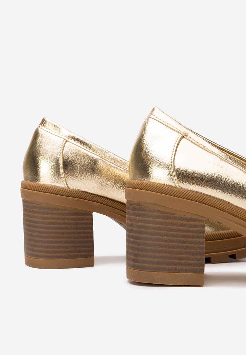 Złote mokasyny na słupku Patritia