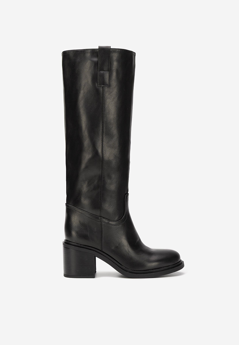 Czarne kozaki na słupku Jasara