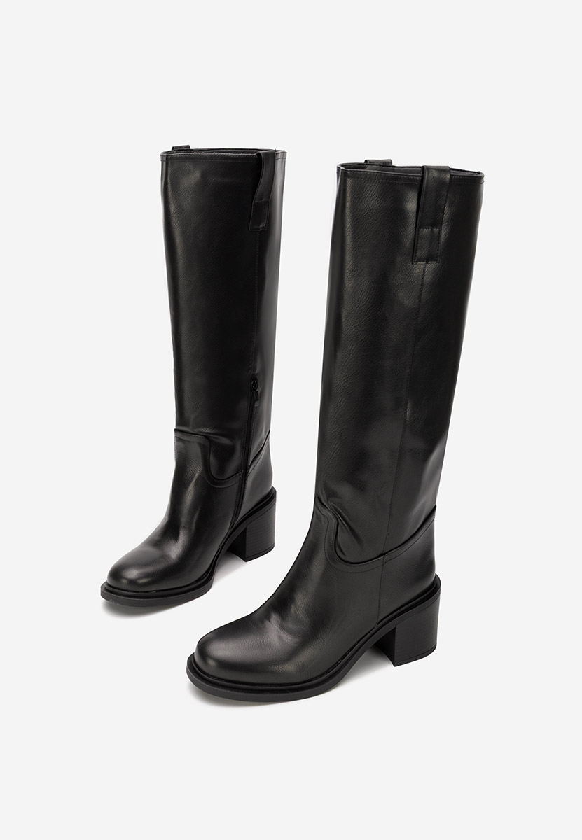 Czarne kozaki na słupku Jasara