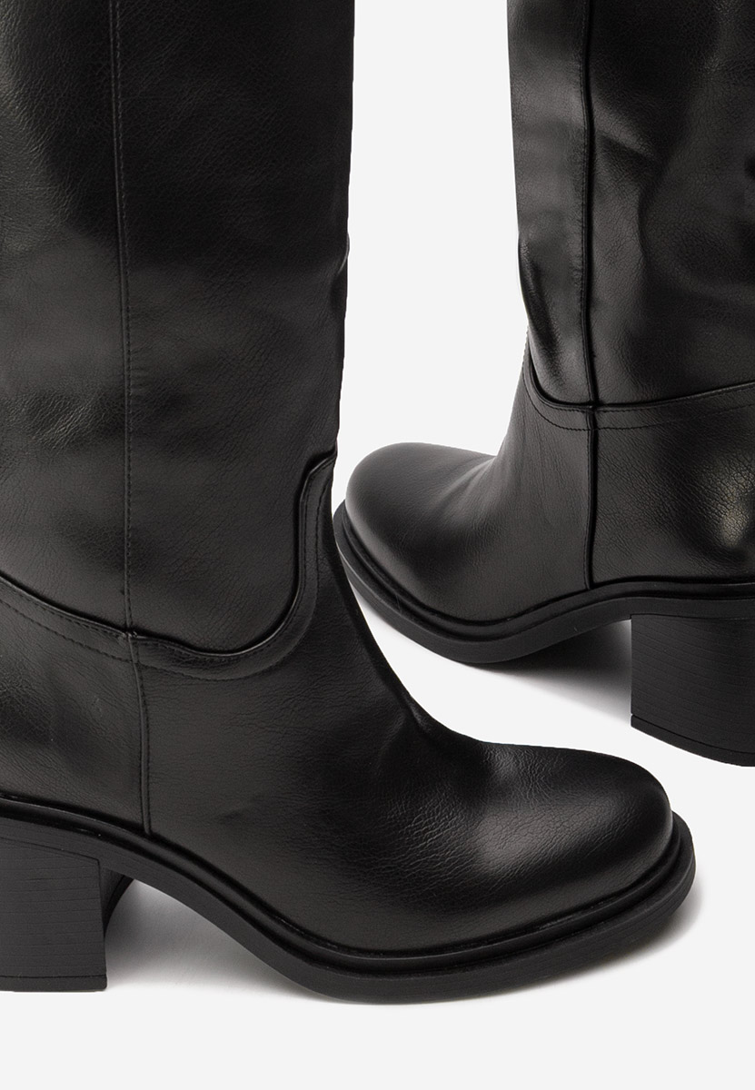 Czarne kozaki na słupku Jasara