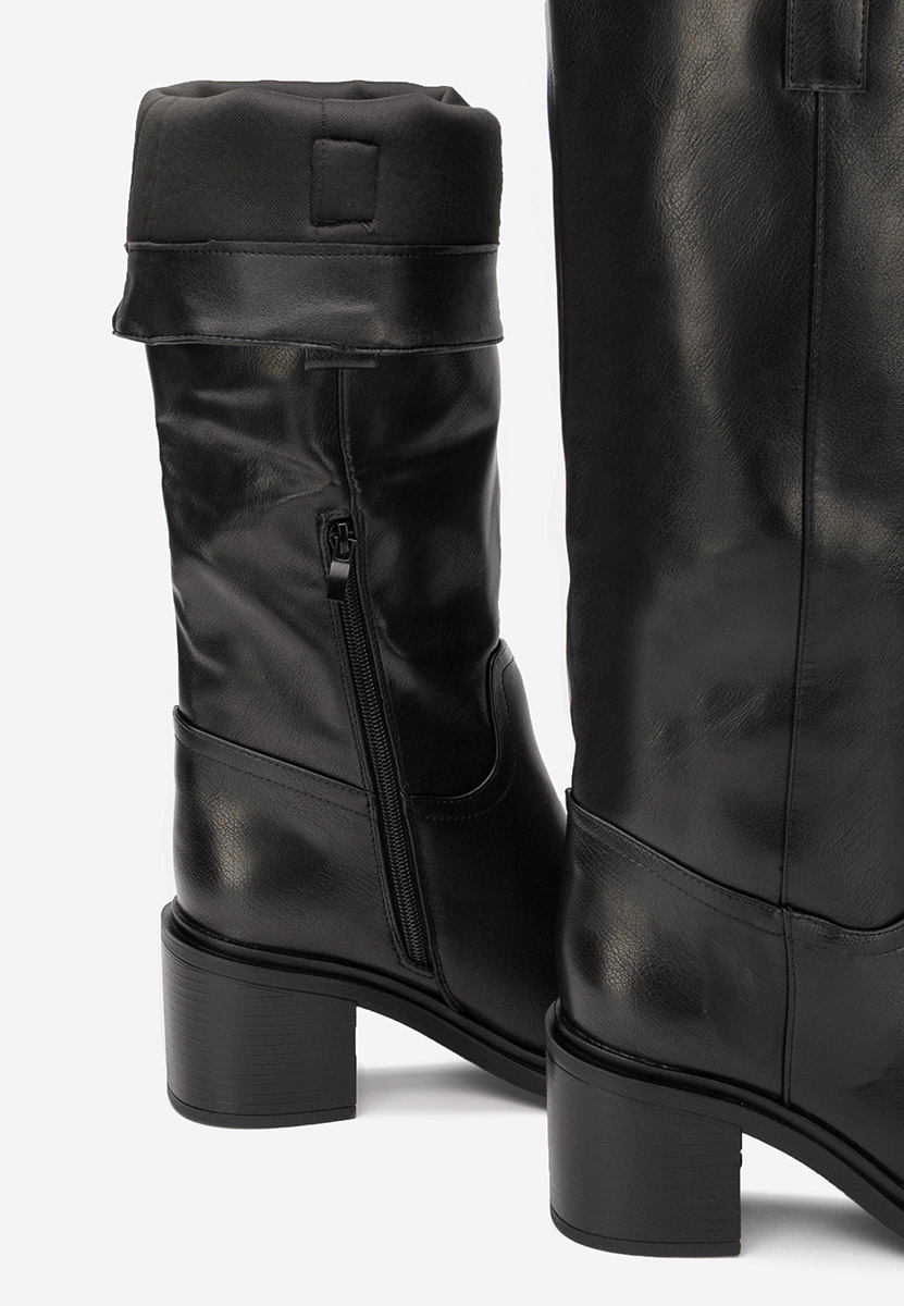 Czarne kozaki na słupku Jasara