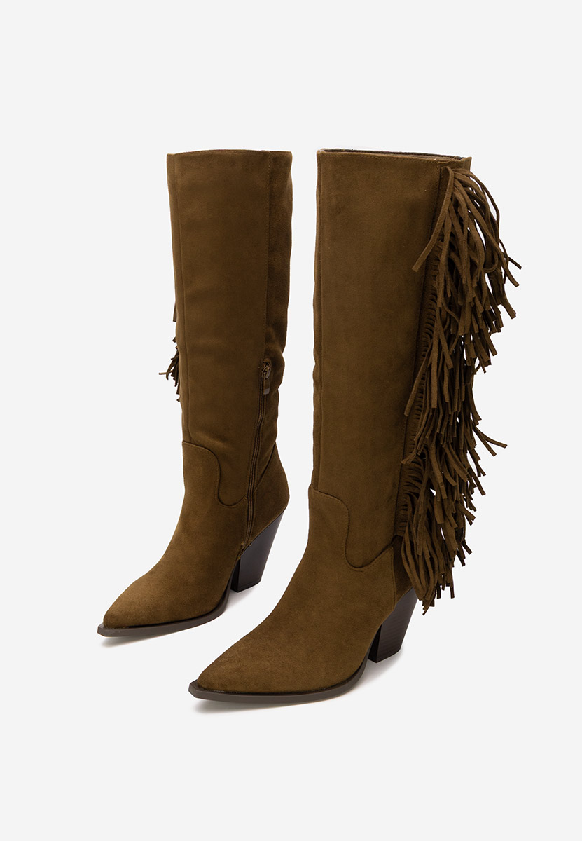 Camelowe kozaki na słupku Brania