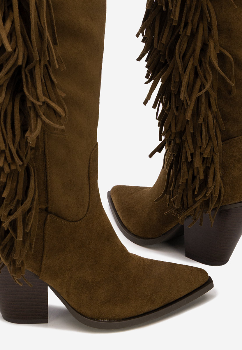 Camelowe kozaki na słupku Brania