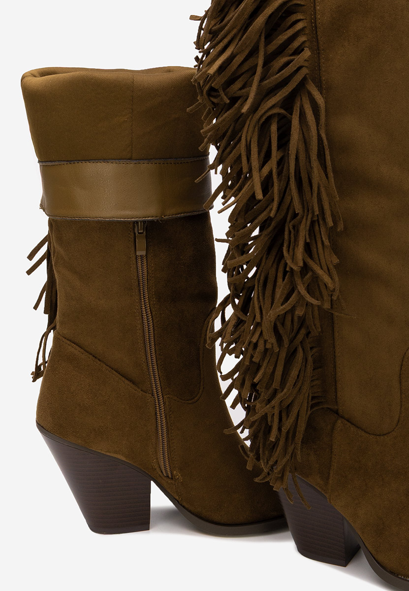 Camelowe kozaki na słupku Brania